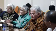 Utusan Khusus Presiden untuk Dialog dan Kerja Sama Antar-agama dan Peradapan (UKP-DKAAP) Din Syamsuddin (tengah) menerima tamu kehormatan dari Amerika Serikat di kantornya, Gedung Sekretariat Negara, Jakarta, Selasa (28/11). (Liputan6.com/Faizal Fanani)