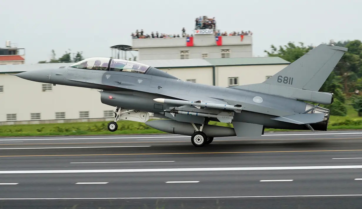 Pesawat F-16 dari Angkatan Udara Republik Tiongkok (Taiwan) mendarat di jalan raya dalam rangkaian latihan militer "Han Kuang" yang rutin digelar setiap tahun di wilayah selatan Changhua, Selasa (27/5/2019). Latihan perang itu sebagai simulasi untuk mengantisipasi serangan China (REUTERS/Tyrone Siu)