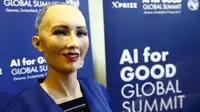 Sophia, robot cerdas berteknologi terbaru tersenyum saat diperkenalkan di sela acara KTT Global "AI for Good" di ITU di Jenewa, Swiss (7/6). Robot ini memiliki kemampuan mengeluarkan gerak-gerik dan ekspresi wajah mirip manusia. (Reuters/Denis Balibouse)