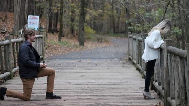 Proses Lamaran Indah Ini Dirusak Pesepeda yang Melintas