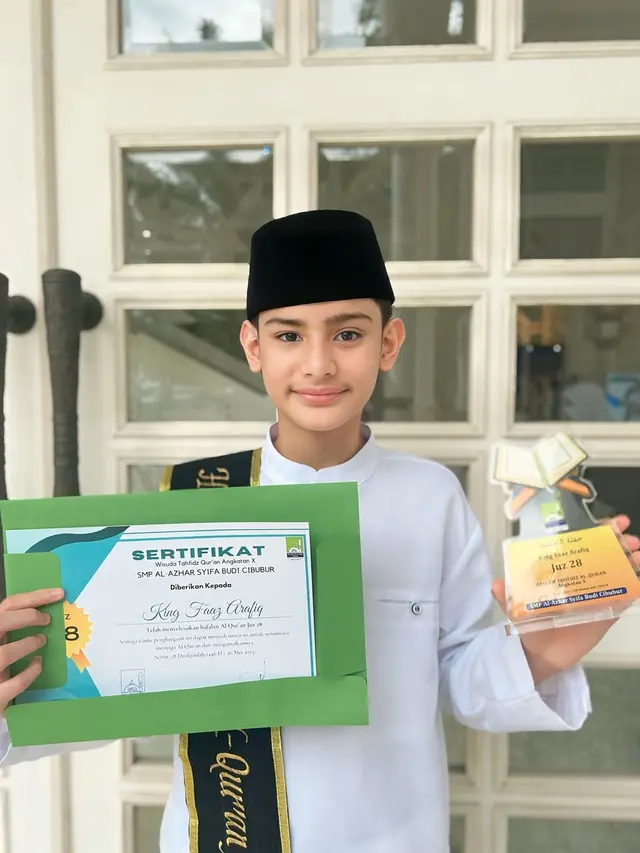 6 Potret King Faaz Wisuda Juz 28 Jelang Idul Adha, Fairuz dan Sonny Septian Bangga