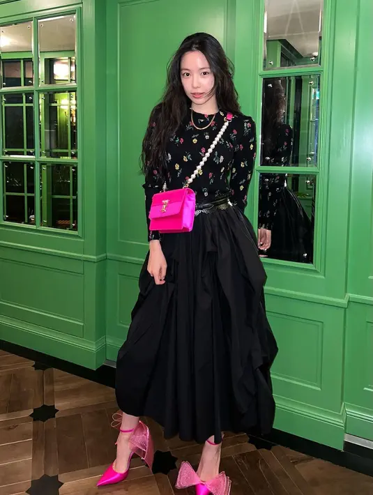 <p>Tampiul stylist dengan perpaduan warna hitam dan shocking pink seperti Son Na Eun. (@marcellasne_)</p>