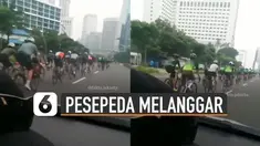 Rombongan pesepeda memenuhi satu jalur di sebuah jalan untuk kendaraan bermotor di daerah Jakarta. kejadian itu direkam oleh pengendara mobil yang sedang melintas.