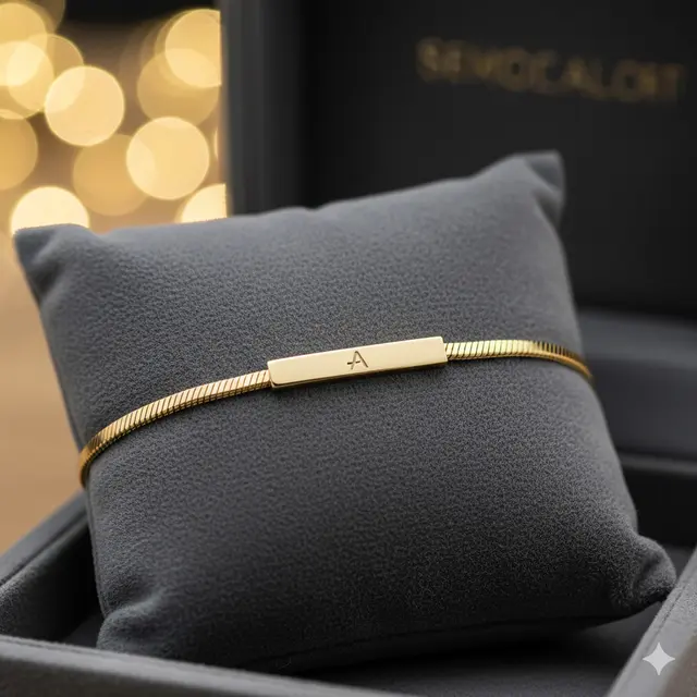 8. Gelang Snake Chain Tipis dengan Hiasan Charm Inisial Ramping