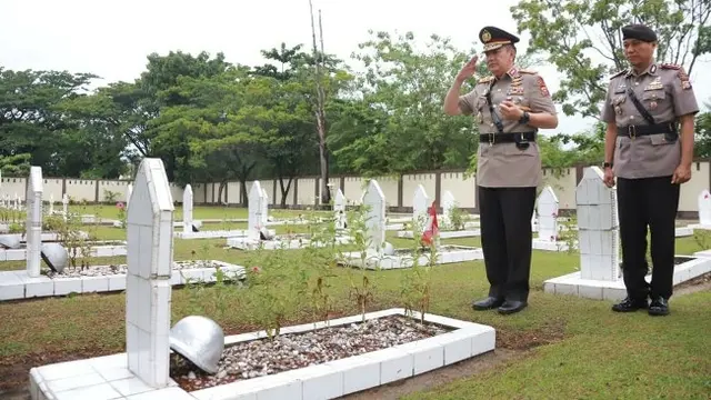 Kapolda Riau Irjen Mohammad Iqbal memberikan penghormatan kepada makam pahlawan menjelang Hari Bhayangkara di Taman Makam Pahlawan Kusuma Dharma Pekanbaru.