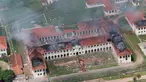 Para napi membakar salah satu ruang tahanan Pusat Progresi Lembaga Pemasyarakatan di kota Bauru, barat laut Sao Paulo, Brasil, Selasa (24/1). 62 narapidana kabur setelah kerusuhan yang memicu kebakaran. (ACEITUNO JUNIOR/JORNAL DA CIDADE/AFP)