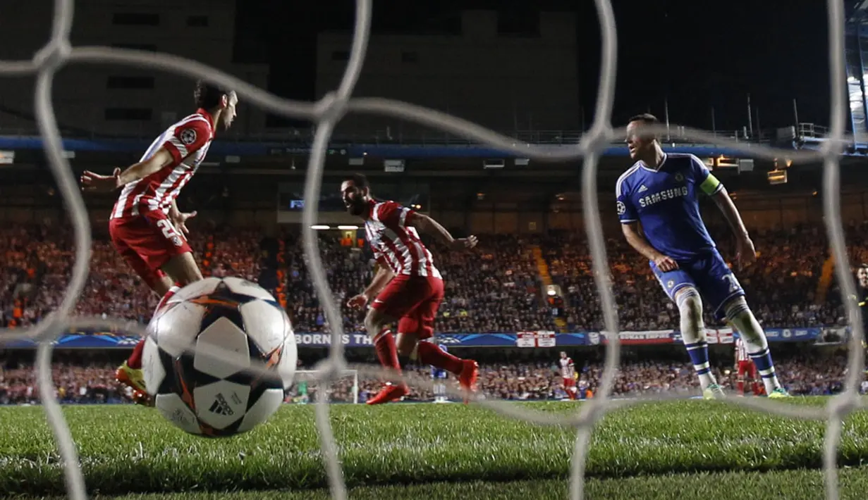 Arda Turan (Atletico Madrid - tengah) mencetak gol ketiga ke gawang Chelsea saat laga kedua semifinal Liga Champions di Stamford Bridge, London (1/5/2014). (REUTERS/Stefan Wermuth)