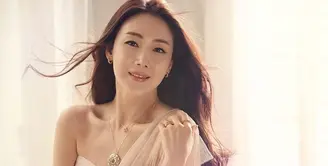 Kabar mengejutkan sekaligus bahagia datang dari akris senior, Choi Ji Woo. Lantaran pemain drama Winter Sonata dan Stairway to Heaven ini akan menikah dengan pria bukan dari kalangan selebriti pada 29 Maret 2018. (Foto: Soompi.com)