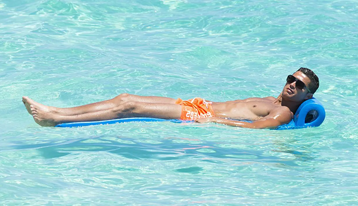 Cristiano Ronaldo menikmati waktu santai di Pantai Bahama. (Spalsh News via Daily Mail)