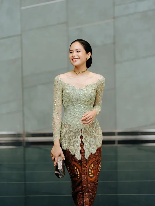Anggunnya penampilan Maudy Ayunda dibalut kebaya hijau dan padu padan kain batik bernuansa cokelat gelap sebagai rok. [Foto: Instagram/maudyayunda]