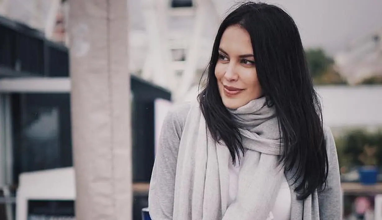 Untuk yang satu ini Sophia tidak berbusana seksi. Ia memakai celana dan outer abu-abu serta kaus putih. Lalu ia juga memadukannya dengan scarf untuk menutupi bagian leher dan dadanya. Cantik banget pastinya. (Instagram/sophia_latjuba88)