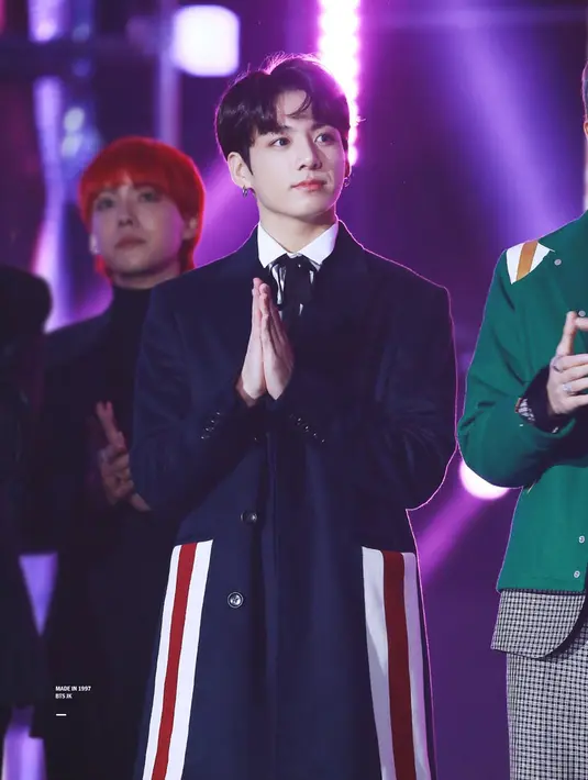 Saat pembukaan SBS Gayo Daejeon 2017, Jungkook BTS mengenakan Gucci Eco Cashmere Coat. Coat ini yang dikenakan Jungkook ini berharga Rp 76 juta. (Foto: koreaboo.com)
