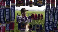 Pedagang Atribut Malang Ikut Senang Arema Ganti Kostum