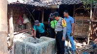 Polisi sedang meninjau sumur yang menyebabkan kakak beradik tewas. (Humas Polres Bangkalan)