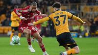 Hugo Ekitike berhadapan dengan Ladislav Krejci dalam laga Liga Inggris antara Wolverhampton vs Liverpool di Molineux Stadium, 4 Maret 2026. (AP Photo/Dave Shopland)