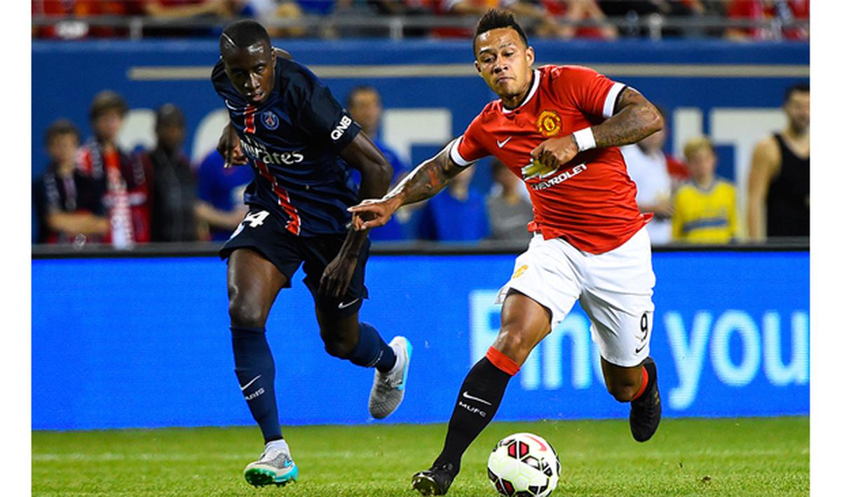  Pemain baru Manchester United, Memphis Depay berusaha melewati hadangan pemain PSG, Blaise Matuidi pada laga International Champions Cup 2015 di Soldier Field, AS, Kamis (30/7) pagi WIB. (USA Today Sports/Reuters/Mike Di Novo)