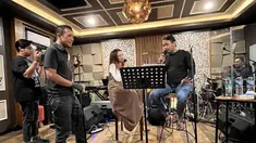 Bebi Romeo bagikan momen saat menjalani latihan bersama Reza Artamevia. Tentu saja momen latihan kedua musisi ternama Tanah Air ini mencuri perhatian hingga membuat netizen penasaran akan penampilan keduanya. (Liputan6.com/IG/@meisya__siregar)