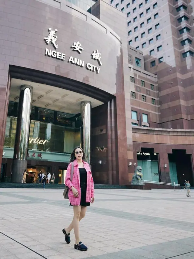 9 Potret Gaya Momo Geisha Liburan di Singapura, Semakin Menawan dengan Outfit Kekinian