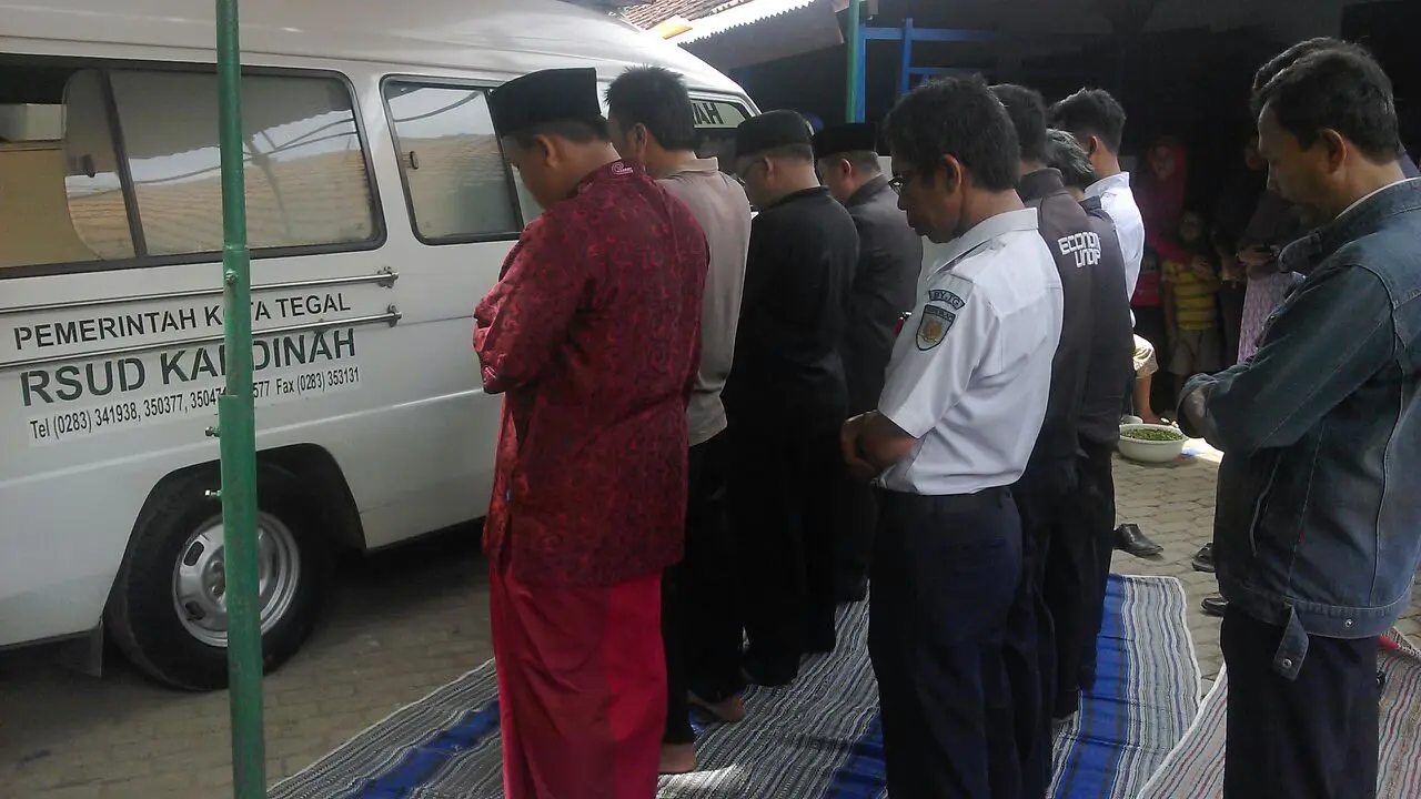 Butuh 20 Orang Angkat Peti Jenazah Pemuda Tegal Berbobot 180 Kg