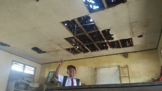 Tahun Ajaran Baru, Siswa di Subang Belajar di Gedung Sekolah Bobrok