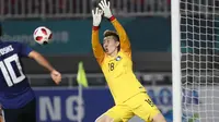 Kiper Timnas Korea Selatan U-23, Cho Hyun-woo, saat menghalau serangan Jepang di final Asian Games 2018 di Stadion Pakansari, Cibinong, Sabtu (1/9/2018). (Bola.com/Dok. INASGOC)