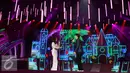 Duet Rizky Febian bersama Isyana Sarasvati hibur penonton dalam Konser Raya 22 Tahun Indosiar di Jakarta, Rabu (11/1). Dalam konser tersebut Indosiar juga menggunakan panggung dengan teknologi cangih. (Liputan6.com/Herman Zakharia)