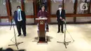 Menteri Keuangan Sri Mulyani memberikan keterangan pers usai rapat paripurna DPR Ke-10 masa Persidangan II Tahun Sidang 2021-2022 di Senayan, Jakarta, Selasa (7/12/2021). DPR menyetujui atas RUU tentang Hubungan Keuangan antara Pemerintah Pusat dan Pemerintah Daerah. (Liputan6.com/Angga Yuniar)