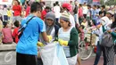 Relawan saat mengajak warga untuk ikut memungut sampah selama Clean Up Jakarta Day di Bunderan Hotel Indonesia, Jakarta, minggu (18/10/2015). Kegiatan Clean Up Jakarta Day (CUJD) 2015 akan membersihkan Jakarta di 30 titik. (LIputan6.com/Herman Zakharia)