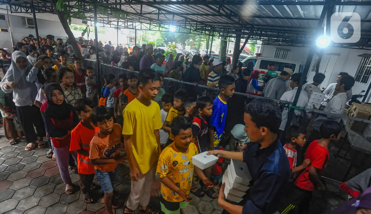 Sejumlah anak-anak dan warga antusias mendapatkan paket makanan ini. (merdeka.com/Arie Basuki)