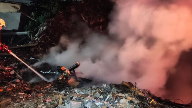 Warga Bakar Sampah Picu Kobaran Hebat, Akhirnya 30 Petugas Damkar Turun Tangan
