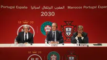 Presiden Federasi Sepak Bola Maroko, Faouzi Lakjaa (tengah) bersama Presiden Federasi Sepak Bola Spanyol Pedro Rocha (kiri) dan Presiden Federasi Sepak Bola Portugal, Fernando Gomes, ketika melakukan seremonial penandatanganan surat bersama untuk jadi kandidat tuan rumah Piala Dunia 2030 dalam sebuah konferensi pers di Rabat pada 28 Oktober 2023. (AFP)