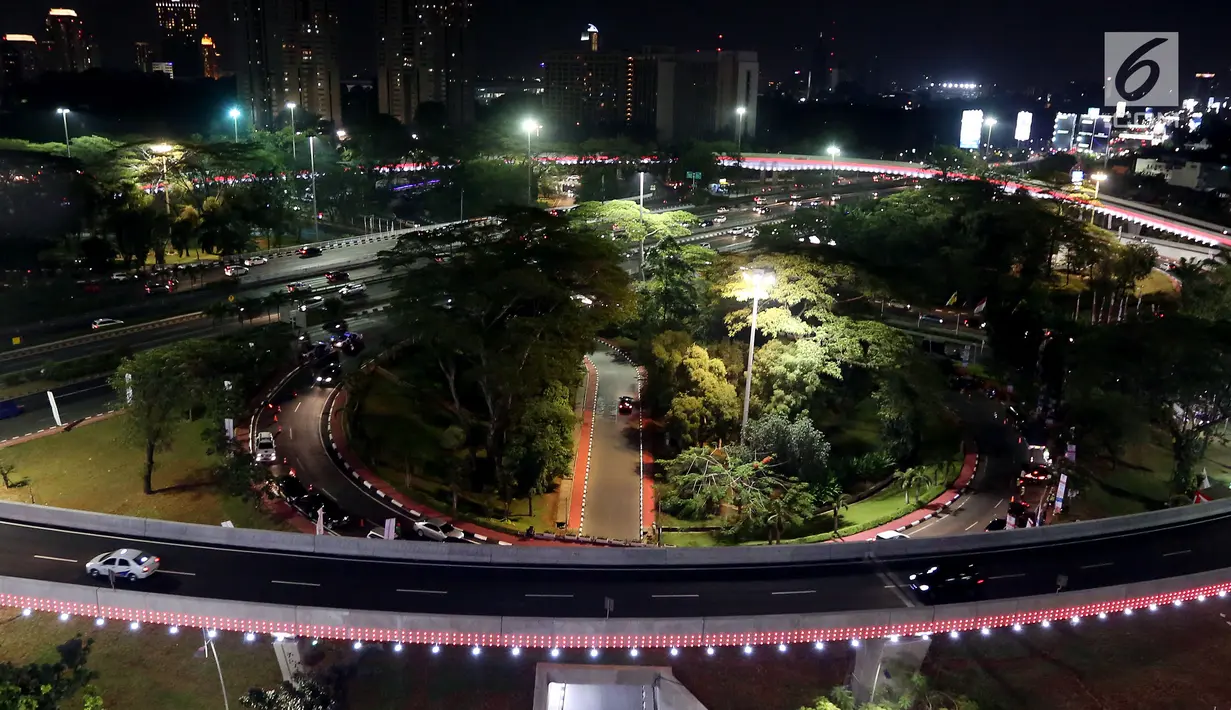 Lampu pemandangan Simpang Susun Semanggi menyala pada malam hari ketika diresmikan Presiden Joko Widodo bertepatan dengan Hari Ulang Tahun ke-72 Kemerdekaan Republik Indonesia (17/08) (Liputan6.com/Johan Tallo)