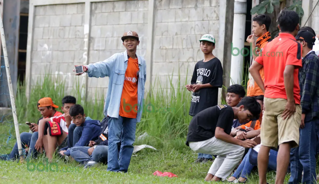  Suporter The Jakmania berfoto selfie saat menyaksikan Tim Persija Jakarta berlatih di Lapangan Youth Training Center, Sawanngan, Depok, Rabu (17/2/2016). (Bola.com/Nicklas Hanoatubun)