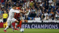 Bintang Real Madrid Cristiano Ronaldo berebut bola dengan pemain Shakhtar Donetsk Frederico Rodrigues (Reuters) 