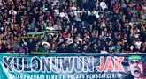 Pemandangan langka dan indah tersaji saat laga Persija Jakarta vs Persebaya Surabaya di Stadion Utama Gelora Bung Karno (SUGBK), Jakarta. (Bola.com/M Iqbal Ichsan)
