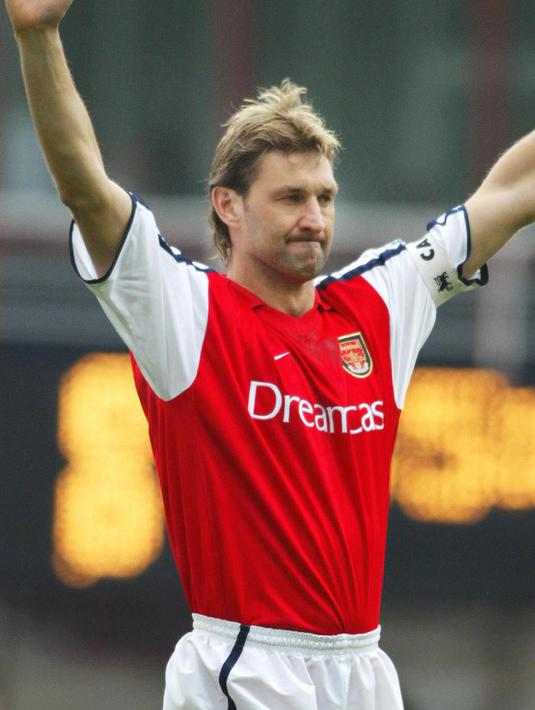 1. Tony Adams - Legenda Arsenal yang bersahabat dengan alkohol dan jeruji penjara. Hal tersebut ia lakukan karena melakukan banyak tindakan kriminal. (AFP/Adrian Dennis)