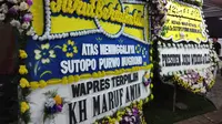 Sejumlah Karangan Bunga Dari Para Tokoh Nasional Terus Berdatangan di Rumah Duka Sutopo Purwo Nugroho, Depok, Jawa Barat, Minggu (7/7/2019). (Foto: Ady Anugrahadi/Liputan6.com)