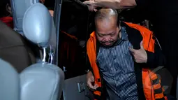 Sutan ditahan setelah menjalani 9 jam pemeriksaan sebagai tersangka. Ia keluar gedung KPK sekitar pukul 18.50 WIB mengenakan rompi tahanan KPK berwarna oranye, Jakarta, Senin (2/2/2015). (Liputan6.com/Faisal R Syam)