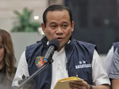 Wakabareskrim Polri Irjen Asep Edi Suheri selaku Kasatgas Anti Mafia Bola memberikan keterangan dalam konferensi pers di Bareskrim Polri, Jakarta, Kamis (12/10/2023). (Liputan6.com/Angga Yuniar)