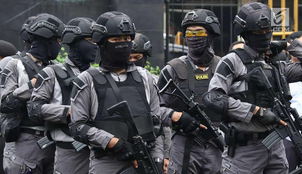 Polisi bersenjata mengamankan sidang pembelaan terdakwa kasus bom Thamrin, Aman Abdurrahman di Pengadilan Negeri Jakarta Selatan, Jumat (25/5). Penjagaan ketat di sekitar pengadilan hingga ruang persidangan digelar. (Liputan6.com/Immanuel Antonius)
