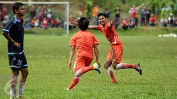 Pemain Persija bersorak usai mencetak gol saat laga uji coba melawan tim Pra PON DKI Jakarta di NYTC Sawangan, Depok, Sabtu (27/2/2016). Persija unggul 2-0 atas Pra PON DKI Jakarta. (Liputan6.com/Helmi Fithriansyah)