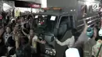 Ratusan PKL pasar Gembong Surabaya bentrok dengan Satpol PP Pemkot Surabaya karena menolak ditertibkan dan di relokasi ke dalam pasar. Mereka menolak menempati kios karena kondisinya tidak layak