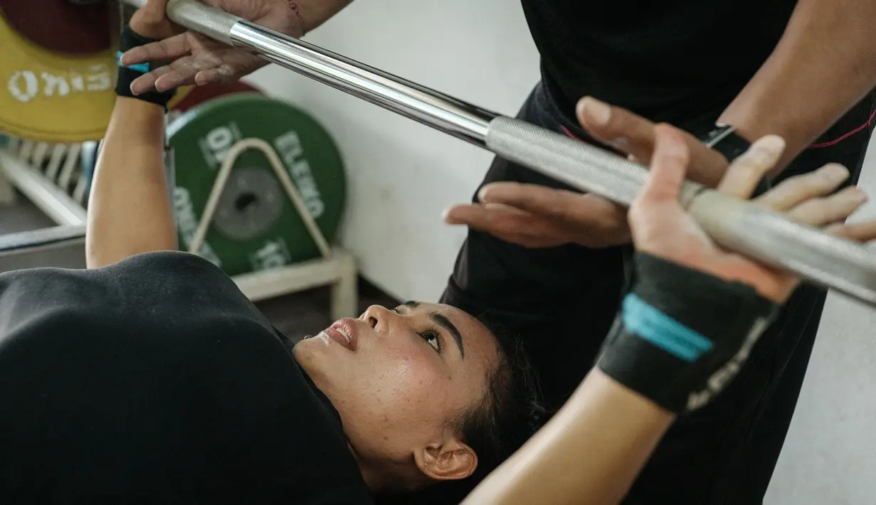 Sebelumnya, para-powerlifting asal Bali tersebut telah mengharumkan nama Indonesia dengan mempersembahkan medali perunggu di Paralimpiade Rio 2016 dan medali perak di Pralimpiade Tokyo 2020. (AFP/Yasuyoshi Chiba)