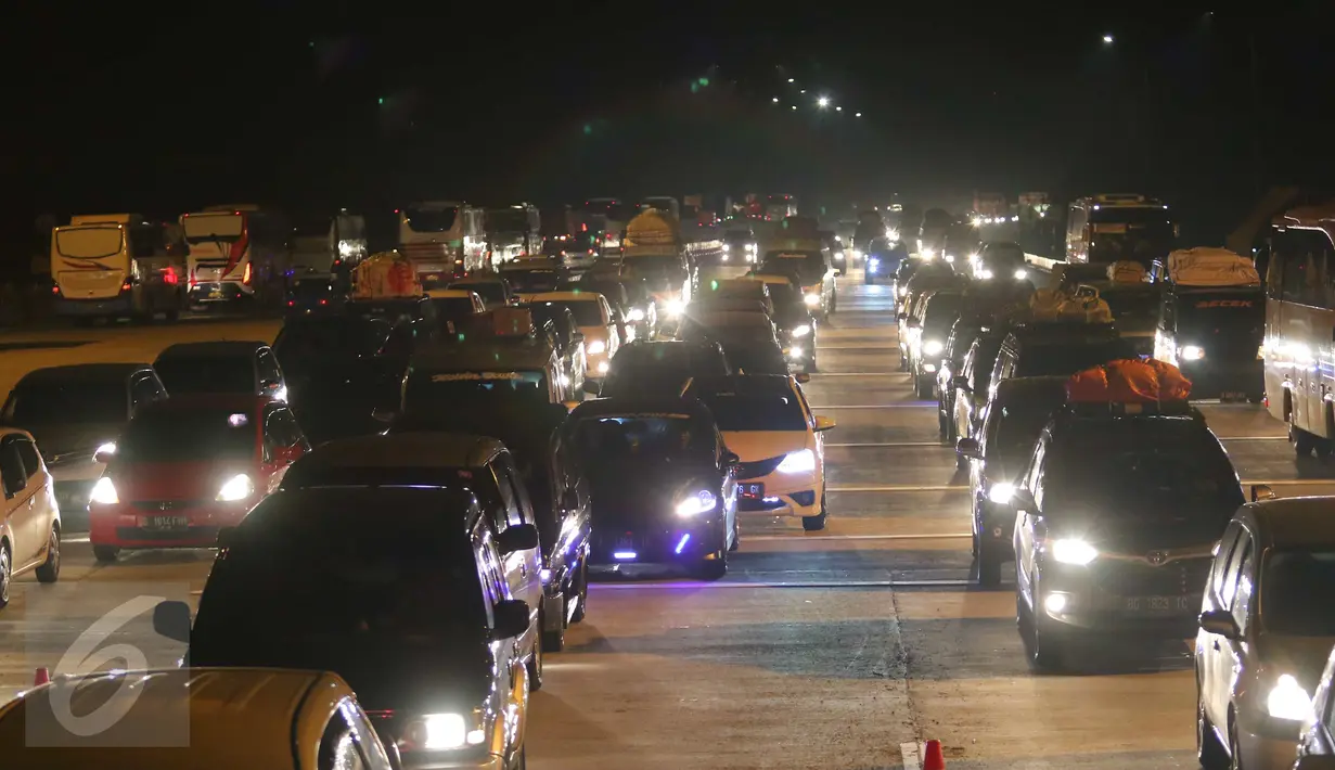 Antrean panjang kendaraan memasuki gerbang pintu Tol Cikopo, Jawa Barat, Jumat (1/7). Pada H-5 Lebaran, sejumlah kendaraan sudah mulai memadati Tol Cipali untuk mudik ke arah Jawa Tengah. (Liputan6.com/Angga Yuniar)