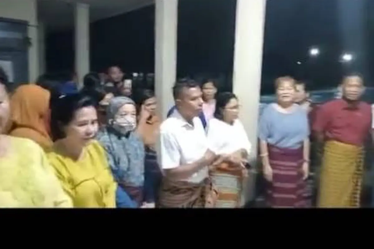 Masih Gelap Gulita, Ini 7 Potret Guru dan Murid di NTT yang Masuk Sekolah Jam 5 Pagi