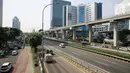 Arus kendaraan yang melintasi Tol Dalam Kota, Jakarta, Kamis (29/7/2021). Jasa Marga menyebut volume lalu lintas kendaraan di tol turun sebesar 40,97 persen selama masa Pemberlakuan Pembatasan Kegiatan Masyarakat (PPKM) Darurat Jawa-Bali pada 3-20 Juli 2021. (Liputan6.com/Faizal Fanani)