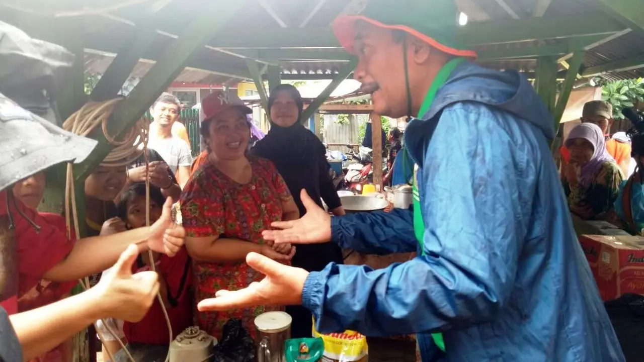 Djarot Saiful Hidayat saat mengunjungi korban banjir Jakarta. (Liputan6.com/Ika Defianti)