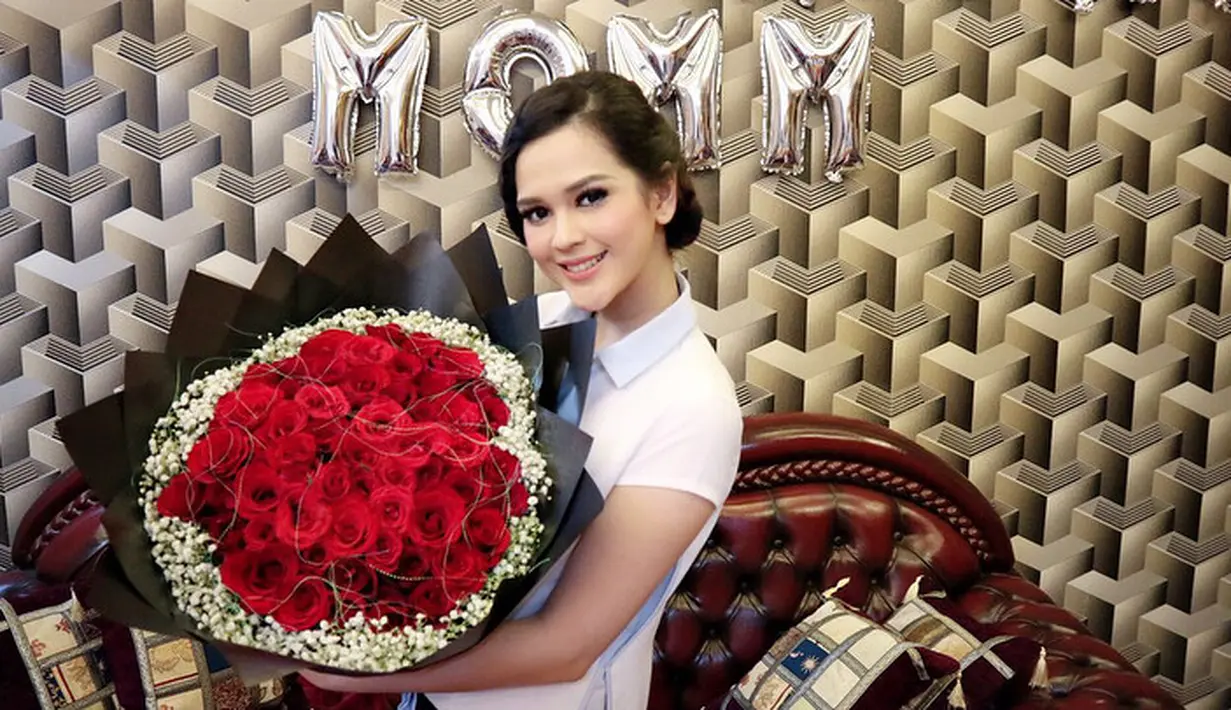 Nama Cut Meyriska kini sudah bersinar dan hadir di berbagai sinetron. Seperti  kebanyakan artis lainnya, ia juga pernah menjadi seorang figuran di film Catatan Seorang Istri sebagai Helena atau Hello Kity. (Instagram/cutmeyriska)