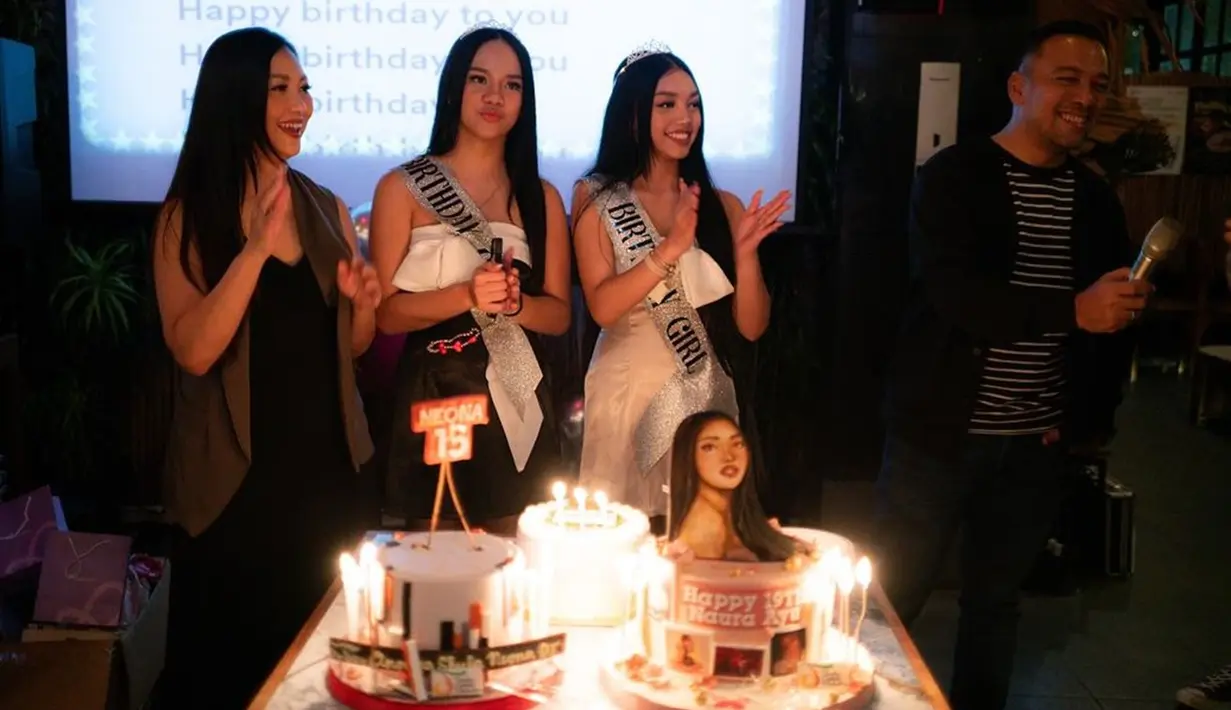 Momen ketika Naura Ayu dan Neona Ayu tiup lilin didampingi kedua orang tuanya. Terpaut usia 4 tahun, tak heran jika kakak adik ini selalu pamer kekompakan di banyak momen, salah satunya momen ulang tahun. Dua anak perempuannya beranjak dewasa dan remaja, Nola B3 ucap syukur dan terima kasih atas doa yang diberikan untuk Naura – Neona di laman Instagramnya. (Liputan6.com/IG/@riafinola)