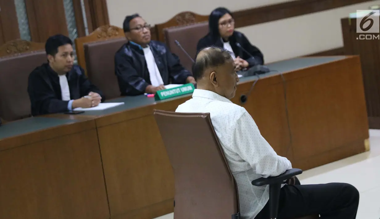 Terdakwa dugaan korupsi e-KTP, Markus Nari saat mengikuti sidang lanjutan di Pengadilan Tipikor, Jakarta, Rabu (4/9/2019). Dalam sidang beragendakan putusan sela tersebut Majelis Hakim menolak eksepsi yang diajukan terdakwa dan memutuskan melanjutkan persidangan. (Liputan6.com/Helmi Fithriansyah)